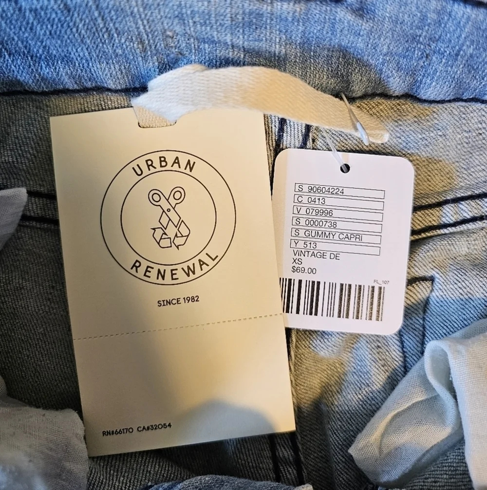 *UNIQUE* UO Urban Renewal Remade Gummy Denim Capri Pant, Vintage Denim Color, XS